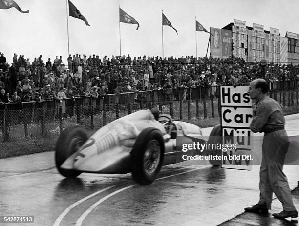 Grosser Preis von Deutschland 1939: Tazio Nuvolari auf der Rennstrecke, sein Monteur zeigt ihm an, wer noch vor ihm liegt - Juli 1939