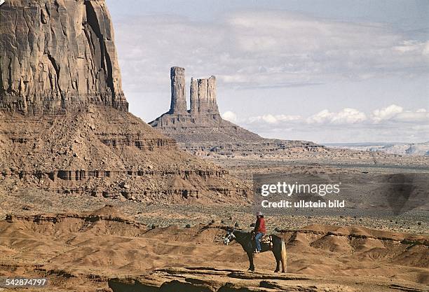 Monument Valley Navajo Tribal Park in Utah und Reservation der Navajo-Indianer: Etwa 2200 Quadratkilometer große Trockenzone mit wüstenhaftem...