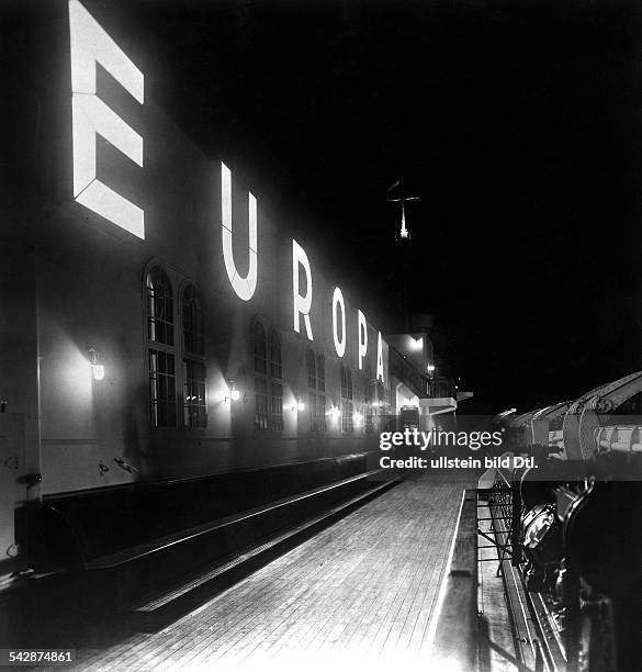 Schifffahrt Deutschland, Vierschrauben-Schnelldampfer EUROPA :- Nachtaufnahme an Bord mit Leuchtschrift- 1930