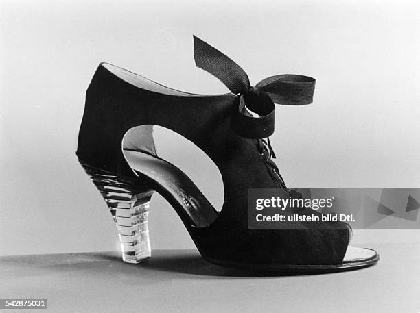 Schwarzer Wildlederschuh mit Absatz aus Plexiglas- 1941