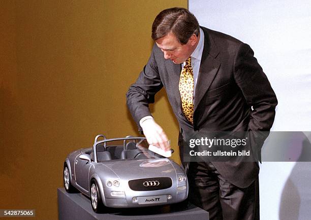 Franz-Josef Paefgen, Vorstandsvorsitzender der Audi AG, mit einem Modell des Audi TT als Cabrio. Er poliert die Windschutzscheibe der...