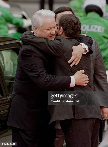 Boris Jelzin, Präsident von Russland, umarmt Bundeskanzler Gerhard Schröder beim G-8-Gipfeltreffen in Köln am . Im Hintergrund sind Polizeibeamte zu...