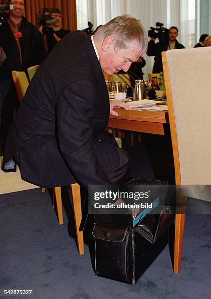 Bundesinnenminister Otto Schily greift bei der Kabinettssitzung am in seine Aktentasche. .