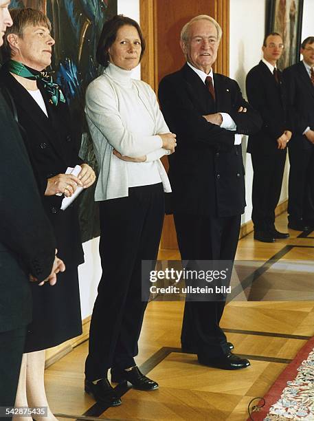 Der Bundespräsident Johannes Rau und seine Ehefrau Christina stehen während eines Empfanges auf Schloß Bellevue in Berlin zwischen Besuchern. Beide...