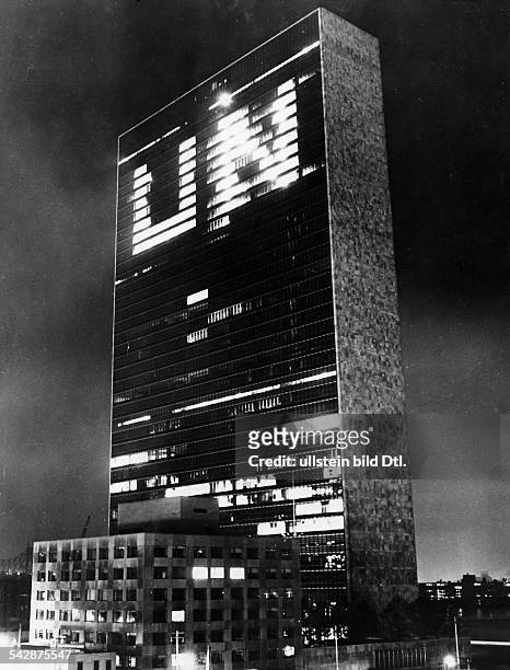 Hauptquartier in New York beiNacht; die erleuchteten Fenster bildenden Schriftzug "UN"