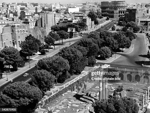 Blick vom Capitol auf Rom; im Vordergrund das Forum Romanum, im Hintergrund rechts das Colosseum- 1959