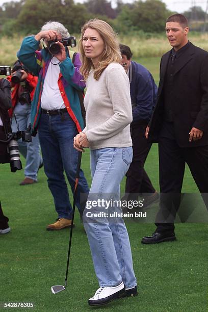 Die ehemalige Tennisspielerin Steffi Graf bei einem Prominenten-Golfturnier. Umringt von Fotografen und Sicherheitskräften wartet sie auf ihren...