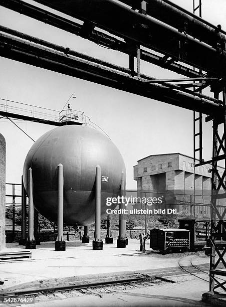 Ammoniak - Kugelbehälter und Silos mitDüngemittel im Stickstoffbetrieb derHoechst AG- 1954