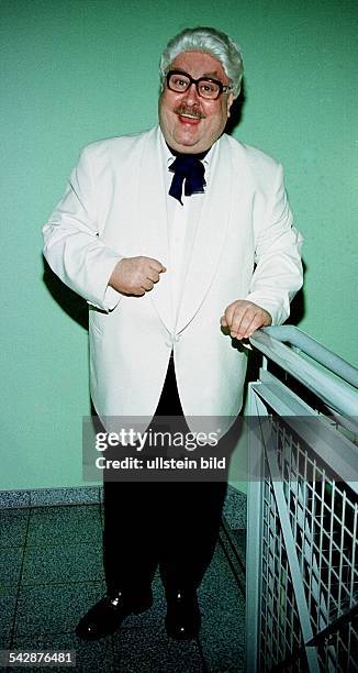 Der Stimmenimitator Oliver Hoff imitiert den Kölner Schauspieler Willy Millowitsch. Bekleidet mit einem weißen Jackett, trägt Hoff eine Perücke und...