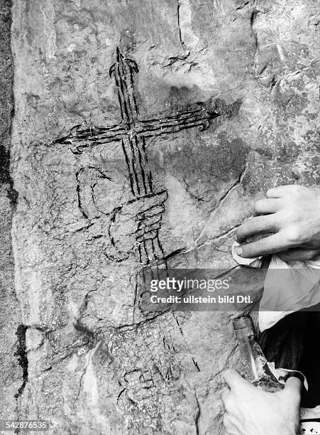 Ein in den Fels geritztesGralsritterkreuz bei Montsegur,möglicherweise ein Indiz für denStandort der mythischen Gralsritterburgin der Provence.- 1939