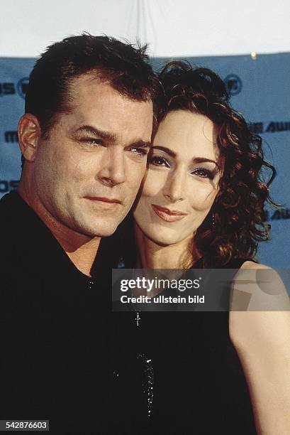 Der US-amerikanische Schauspieler Ray Liotta steht Wange an Wange mit seiner Ehefrau Michelle. .