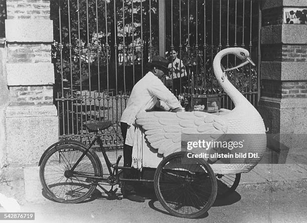 Eisverkäufer in Berlin: Eiswagen als Schwan- 1936