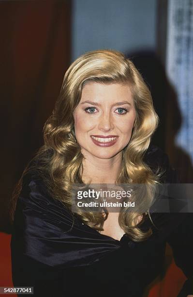 Die deutsche Moderatorin und ehemalige Nachrichtensprecherin Susan Stahnke-Gericke in einem schwarzen Abendkleid und mit einer Goldkette mit...