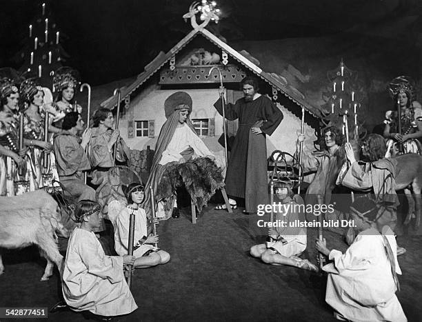 Szenebild mit Krippe in der Kinderrevue von Erik Charell- undatiert, vermutlich 1930Foto: Freiherr Wolff von Gudenberg