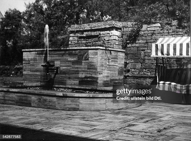 Bergius, Friedrich *11.10.1884-+Chemiker, DNobelpreis fuer Chemie 1931 Springbrunnen und Planschbecken im Garten- undatiert, vermutlich...