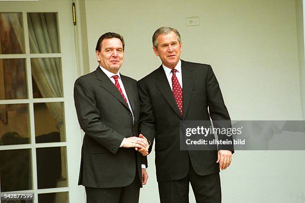 Bundeskanzler Gerhard Schröder und US-Präsident George W. Bush schütteln sich zur Begrüßung vor dem Weißen Haus in Washington DC die Hände. Reise;...