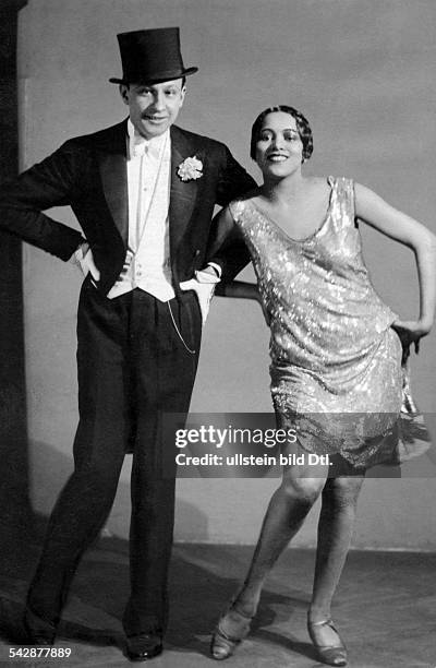 Ballroom dancing Charleston dancers: he is wearing tails and a topper, she is wearing a charleston dress - 1927 - Vintage property of ullstein bild