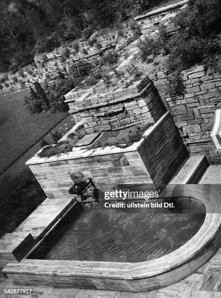 Bergius, Friedrich *11.10.1884-+Chemiker, DNobelpreis fuer Chemie 1931 Springbrunnen und Planschbecken im Garten- undatiert, vermutlich...