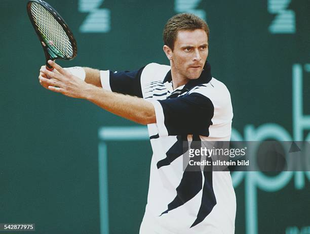 Der spanische Tennisspieler Felix Mantilla hält den Tennisschläger in beiden Händen. Aufgenommen April 1997.