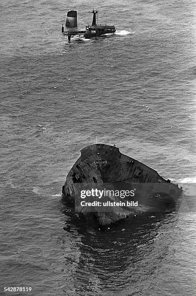 Der gesunkene Tanker "Amoco Cadiz" vorPort Sall an der Küste der Bretagne- 1978