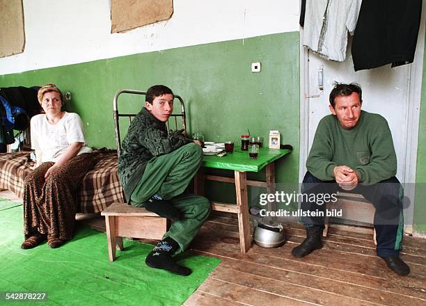 Eine Flüchtlingsfamilie, Vater, Mutter und Sohn, aus der Teilrepublik der Russischen Föderation Tschetschenien ist in einem Dorf in der Gegend von...
