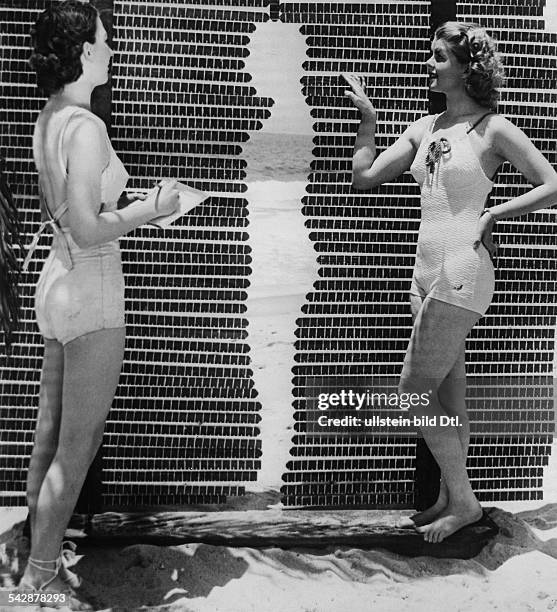 California : USA population A body meter to determine the ideal body shape - as for the beauty contest for Miss California - 1937 - Published by:...