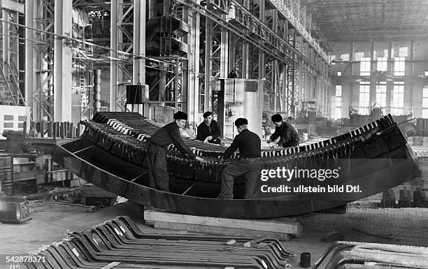 Turbogeneratorenwerk Nowosibirsk:"Wicklerbrigade " in der Montagehallearbeitet an einem Hydrogenerator- 1955