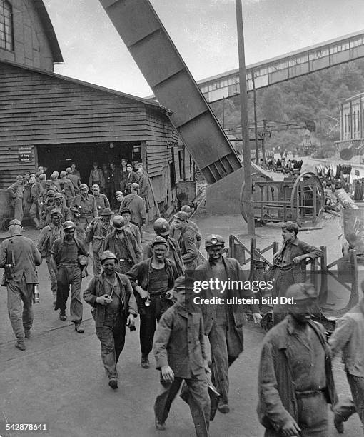 Bergarbeiter beim Verlassen einer Kohlenzeche im Saarland - 1958
