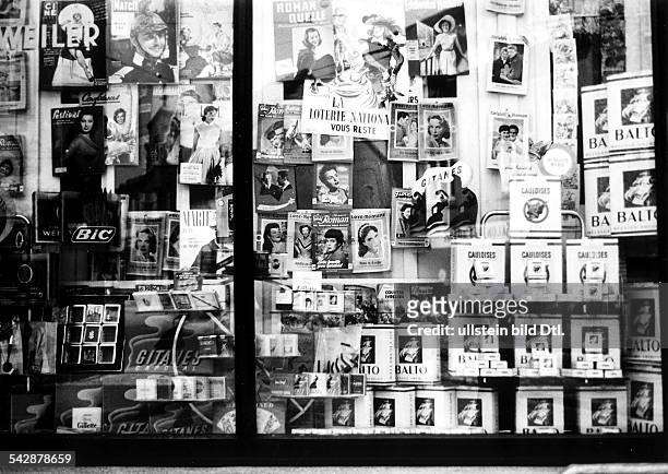 Forbach: Schaufensterdekoration einesTabakwaren - Laden- 1955