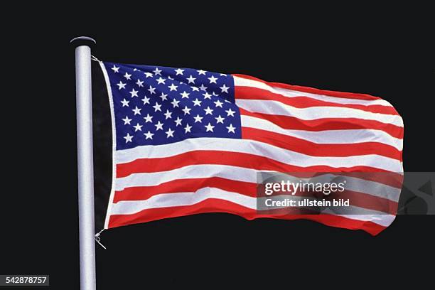 Die Nationalflagge der Vereinigten Staaten von Amerika weht am Flaggenmast: in der blauen Oberecke des Tuches 50, fünfstrahlige, weiße Sterne, jeder...