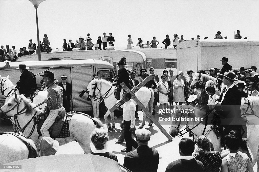 France: pilgrimage of gypsies in St. Marie de la Mer - May 1962