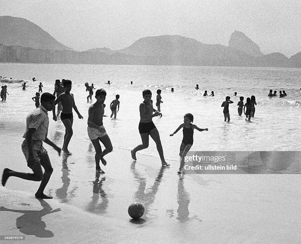 Brazil Rio de Janeiro: Children playing football on the beach of the Copacabana - 1968 - Photographer: Rudolf Dietrich - Vintage property of ullstein bild
