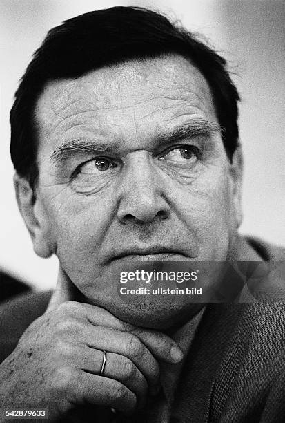 Gerhard Schröder , Ministerpräsident von Niedersachsen, stützt sein Kinn auf die Hand. Aufgenommen Februar 1996.