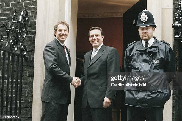 Großbritanniens Premierminister Tony Blair und Bundeskanzler Gerhard Schröder schütteln sich die Hände bei einem Besuch Schröders in London. Rechts...