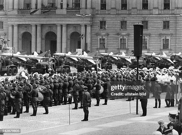 Parade / Aufmarsch der Nationalen Volksarmee : Präsentation von Flugabwehr - Raketen Ost-Berlin zum 20. Jahrestag derdeutschen Kapitulation 1945