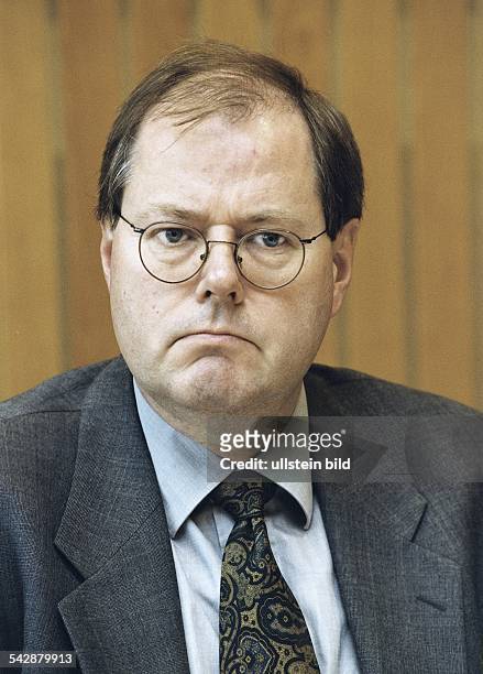 Der Wirtschaftsminister von Nordrhein-Westfalen, Peer Steinbrück , zeigt einen resignierten Gesichtsausdruck. Aufgenommen November 1999.