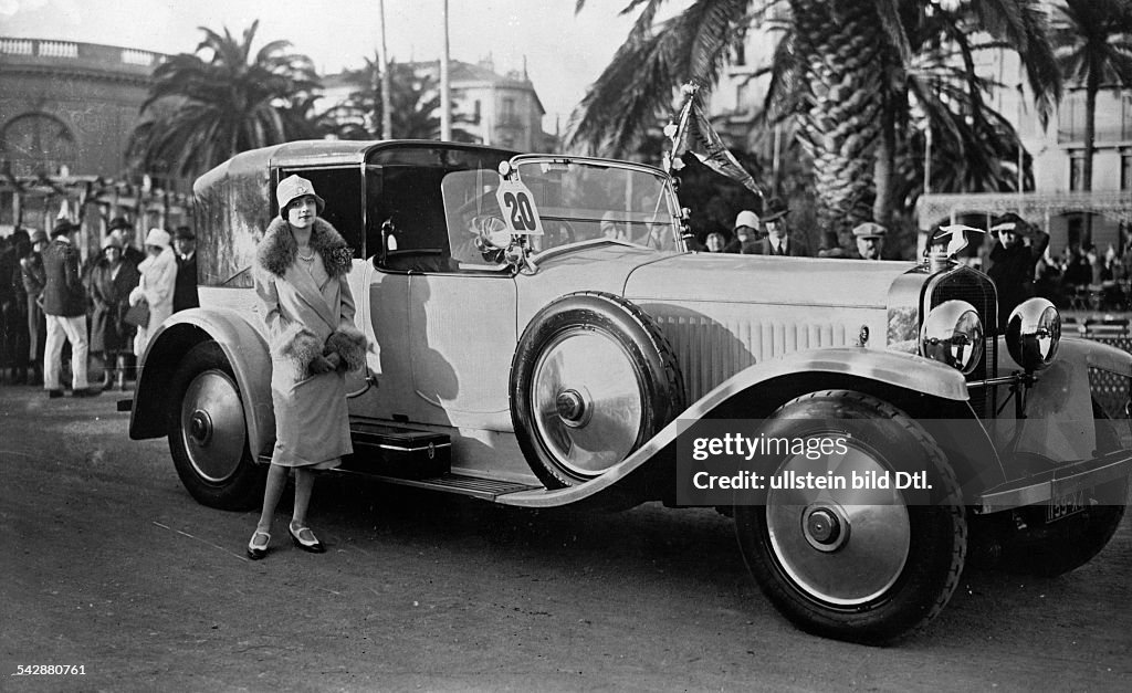 Luxury cars 'Countess Contades with her Hispano-Suiza convertible' (Original text) - 1927 - Published by: 'Die Dame' 18/1927 Vintage property of ullstein bild