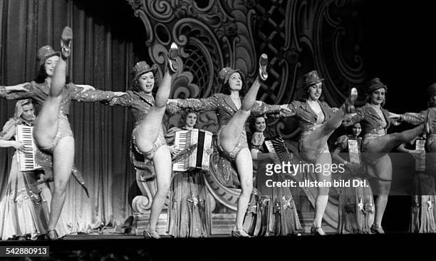 Revue - Girls des `Gloria-Express` beimCan-CanAuftritt im Wintergarten in Berlin- Dezember 1943