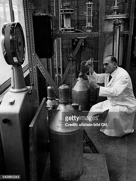 Farbwerke Hoechst, Destillation von fluessigem Wasserstoff zur Herstellung von "schwerem Wasser" 1958