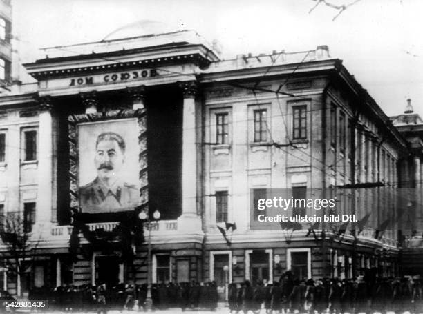 Tod von StalinEingang zur Säulenhalle desGewerkschaftshauses, geschmückt mit einemStalin-Bild, Menschenschlange vor demHaus- 1953