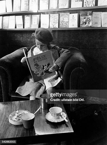 Italy, Milano, Bar offering books to read, child reading 'Felix au Cinema', date unknown, published in Berliner Illustrirte Zeitung BIZ 14/1935 ,