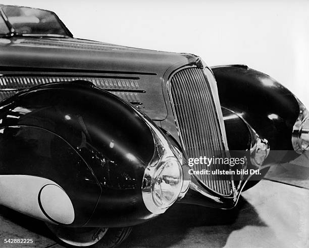 Automobilausstellung in London: einDelahaye mit in die stromlinienfoermigenKotfluegel integrierten Scheinwerfer- 1936