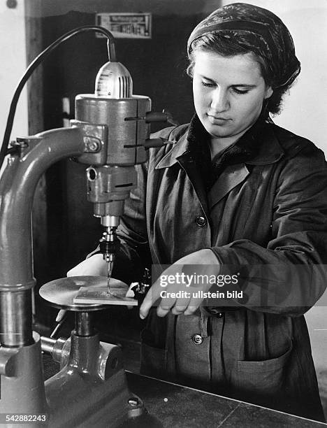 Junge Arbeiterin an einer Bohrmaschine- vermutlich Anfang der 60er JahreAufnahme: Fritz Eschen