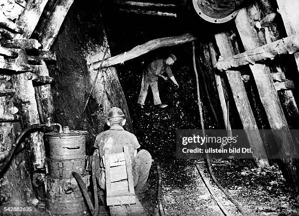 Bergarbeiter Im Stollen unter Tage; Links ein neuartiges Trockenabsaugegerät gegen den Feinstaub zur Verminderung der SilikosegefahrApril 1951