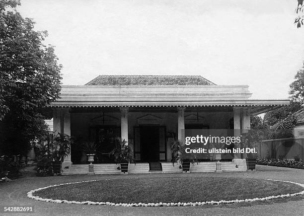 Indonesia, Java, private residence probably by a Dutch colonial ruler, date unknown, probably around 1900