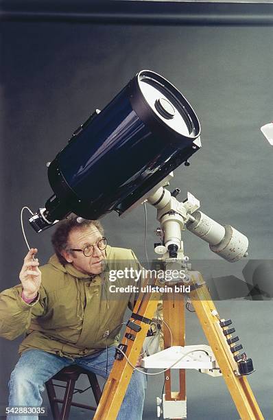 Bruno Mattern, Vorsitzender der Gesellschaft für volkstümliche Astronomie, und sein Schmidt-Cassegrain-Teleskop mit 250 mm Spiegeldurchmesser und...