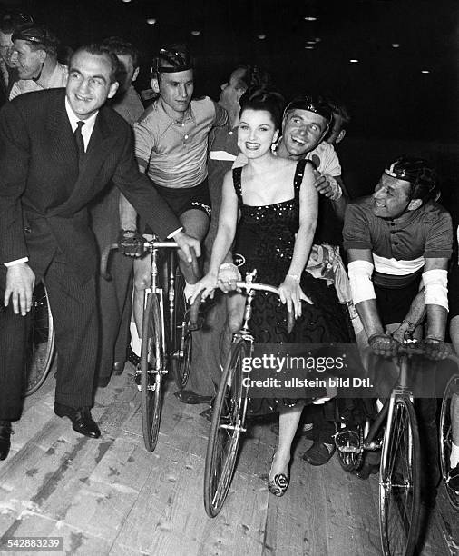 Berliner Sechstagerennen imSportpalast: das Startzeichen gebenSchauspielerin Debra Paget und BoxerCharles Humez- Oktober 1958