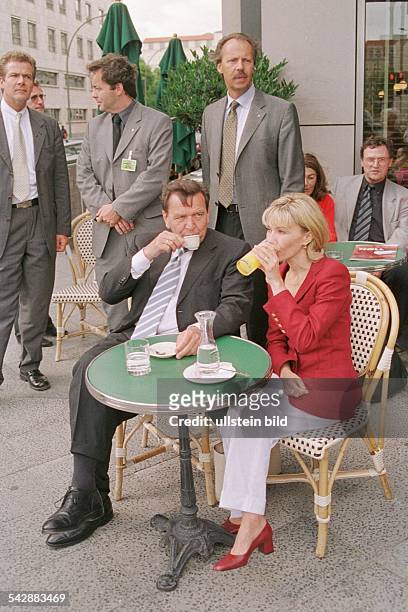 Bundeskanzler Gerhard Schröder und seine Frau Doris Schröder-Köpf sitzen im Café ''Einstein'' in der Straße Unter den Linden in Berlin und trinken...