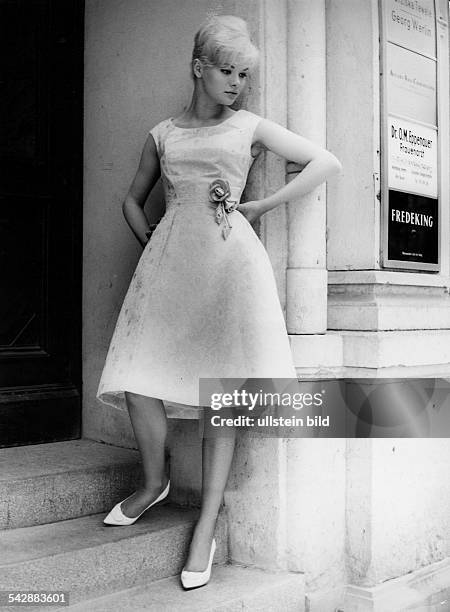 Modemesse "Durchreise" in Berlin: Junge Frau in einem Kleid des Modeschöpfers Peter HolstenMai 1960