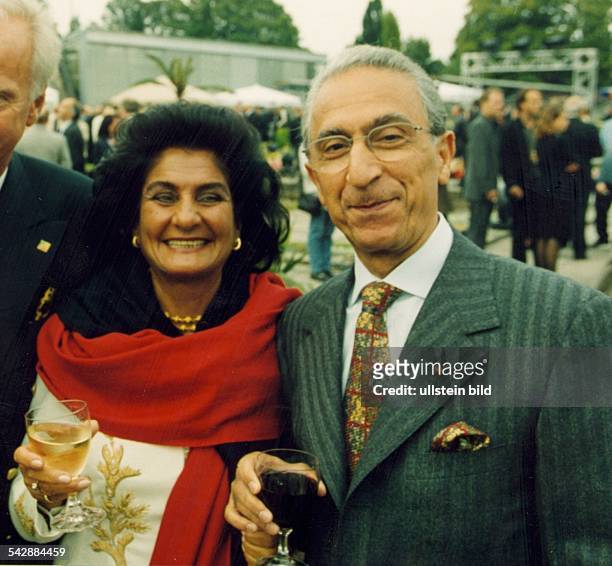 Der Neurochirurg Professor Dr. Madjid Samii und seine Frau Mallika trinken zusammen ein Glas Wein. .